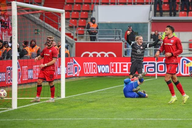 Cheers at Essen, after the goal by Kaito Mizuta Rot Weiss Essen, No 24 to 0 1 at the match FC Ingolstadt 04 vs Rot Weiss Essen Football on 08 11 2025, DFB regulations prohibit any use of photographs as image sequences and or quasi video GER, Football, 3 Liga, Matchday 14, 1 FC Ingolstadt vs Rot Weiss Essen, Football, 08 11 2025, Audi Sportpark Ingolstadt Copyright: xEibner-Pressefoto OliverxSTRISCHx EP-OSH