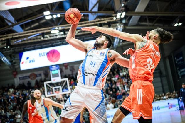 easycredit BBL Basketball Bundesliga 2025 2026 7 Matchday 08 11 2025 Science City Jena vs NINERS Chemnitz v li in tough rebound duel Alex Herrera Jena vs Gavin Schilling Chemnitz Sparkassen Arena