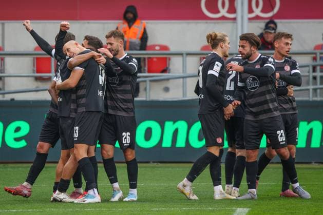 Cheers at Essen, after the goal by Kaito Mizuta Rot Weiss Essen, No. 24 with Tobias Kraulich Rot Weiss Essen, No. 33 , Torben Muesel Rot Weiss Essen, No. 26 , Jose Enrique Rios Alonso Rot Weiss Essen, No. 23 to 0 1 at the match FC Ingolstadt 04 against Rot Weiss Essen Football on 08 11 2025, DFB regulations prohibit any use of photographs as image sequences and or quasi video GER, Football, 3 Liga, Matchday 14, 1 FC Ingolstadt vs Rot Weiss Essen, Soccer, 08 11 2025, Audi Sportpark Ingolstadt Copyright: xEibner-Pressefoto OliverxSTRISCHx EP-OSH