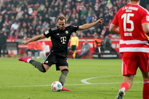 08 11 2025, xtgx, Soccer 1 Bundesliga, Union Berlin FC Bayern München v l Harry Kane FC Bayern Muenchen DFL DFB REGULATIONS PROHIBIT ANY USE OF PHOTOGRAPHS as IMAGE SEQUENCES and or QUASI VIDEO Berlin