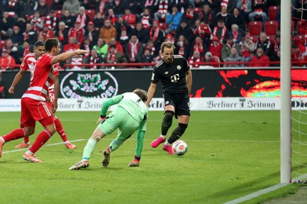 08 11 2025, xtgx, Soccer 1 Bundesliga, Union Berlin FC Bayern Munich v l Offside goal Harry Kane FC Bayern Muenchen Frederik Roennow 1 FC Union Berlin DFL DFB REGULATIONS PROHIBIT ANY USE OF PHOTOGRAPHS as IMAGE SEQUENCES and or QUASI VIDEO Berlin