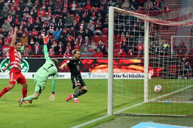 08 11 2025, xtgx, Soccer 1 Bundesliga, Union Berlin FC Bayern Munich v l Offside goal Harry Kane FC Bayern Muenchen Frederik Roennow 1 FC Union Berlin DFL DFB REGULATIONS PROHIBIT ANY USE OF PHOTOGRAPHS as IMAGE SEQUENCES and or QUASI VIDEO Berlin