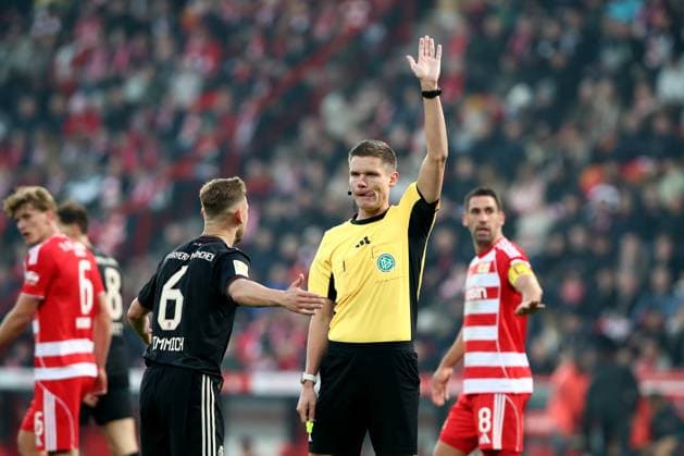 08 11 2025, xtgx, Soccer 1 Bundesliga, Union Berlin FC Bayern München v l Joshua Kimmich FC Bayern Muenchen Referee Florian Exner DFL DFB REGULATIONS PROHIBIT ANY USE OF PHOTOGRAPHS as IMAGE SEQUENCES and or QUASI VIDEO Berlin