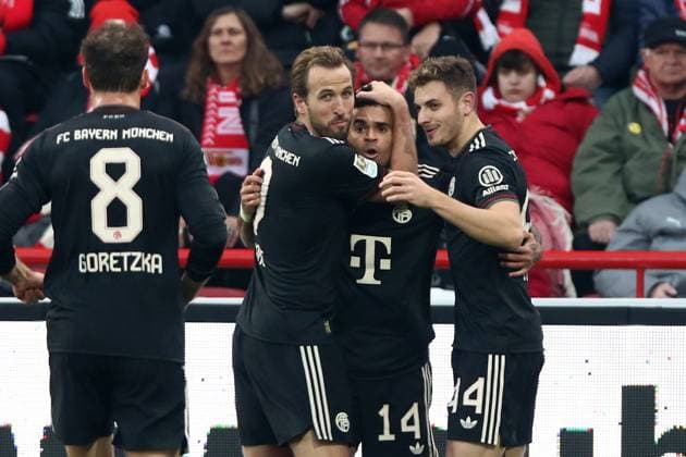 08 11 2025, xtgx, Fußball 1 Bundesliga, Union Berlin FC Bayern München v l Torjubel nach dem Tor zum celebrating the goal celebrate 1 1 durch Luis Diaz FC Bayern Muenchen mit Harry Kane FC Bayern Muenchen Josip Stanisic FC Bayern Muenchen DFL DFB REGULATIONS PROHIBIT ANY USE OF PHOTOGRAPHS as IMAGE SEQUENCES and or QUASI VIDEO Berlin