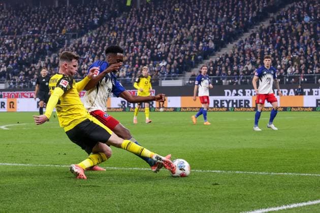 08.11.2025, 1. Bundesliga, 10. Spieltag, Hamburger SV - Borussia Dortmund, v. l. Pascal Groß (Borussia Dortmund), Albert Sambi Lokonga (Hamburger SV), Hamburg Volksparkstadion Hamburg Deutschland xRHR-FOTO DEx Copyright: DennisxEwert RHR-FOTOx RHR-FOTO DE