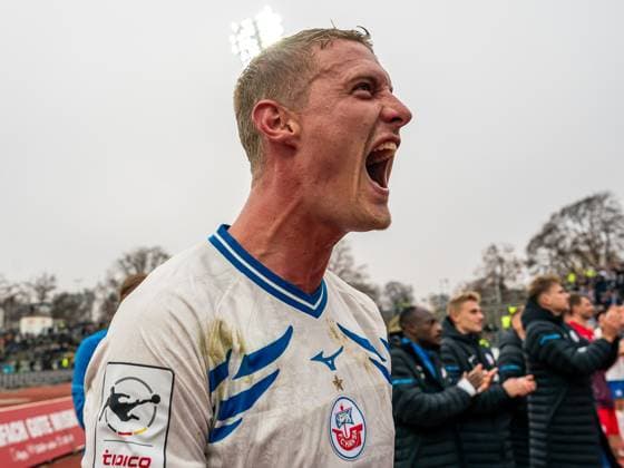 Emil Holten FC Hansa Rostock, 11 cheers after the victory, GER, SSV Ulm 1846 vs FC Hansa Rostock, Football, 3 Liga, Season 2025 2026, 08 11 2025, DFB DFL regulations prohibit any use of photographs as image sequences and or quasi video GER, SSV Ulm 1846 vs FC Hansa Rostock, Football, 3 Liga, Season 2025 2026, 08 11 2025 Ulm Copyright: xMichaelxSchmidt Eibner-Pressefotx EP_MST