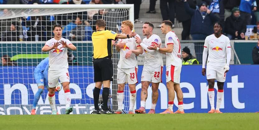 Hoffenheim RB Leipzig Bundesliga Sinsheim, 08 11 2025, PreZero Arena, Soccer Bundesliga, Matchday 10 , TSG 1899 Hoffenheim vs RB Leipzig , Goal for Hoffenheim to make it 2 1 Leipzigs players discuss with referee Patrick Ittrich Picture from l Willi Orban 4, RB Leipzig , Referee Patrick Ittrich, Nicolas Seiwald 13, RB Leipzig , David Raum 22, RB Leipzig , Christoph Baumgartner 14, RB Leipzig and El Chadaille Bitshiabu 5, RB Leipzig , For editorial use only Only editorial use , DFL regulations prohibit any use of photographs as image sequences and or quasi video , Picture Point