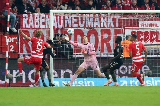 08 11 2025, xtgx, Soccer 1 Bundesliga, Union Berlin FC Bayern München v l Michael Olise FC Bayern Muenchen Manuel Neuer FC Bayern Muenchen Tom Rothe 1 FC Union Berlin Zweikampf, Aktion, action, battle for the ball DFL DFB REGULATIONS PROHIBIT ANY USE OF PHOTOGRAPHS as IMAGE SEQUENCES and or QUASI VIDEO Berlin