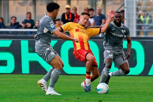 Medon Berisha of US Lecce in action against Jean Daniel Akpa Akpro of Hellas Verona during US Lecce vs Hellas Verona FC, Italian soccer Serie A match in Lecce, Italy, November 08 2025  Copyright: xEmmanuelexMastrodonato IPAxSportx xipa-agency.netx xx IPA_67692267 IPA_Agency_IPA67692267