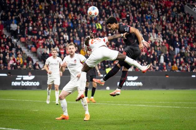 LEVERKUSEN, GERMANY - NOVEMBER 8: Patrick Mainka (1. FC Heidenheim, 6), header by Malik Tillman (Bayer 04 Leverkusen, 10), tackled by Omar-Haktab Traore (1. FC Heidenheim, 23) during the Bundesliga match (gameday 10) between Bayer 04 Leverkusen vs. 1. FC Heidenheim at BayArena on November 8, 2025 in Leverkusen, Germany. (Photo by Axel Kohring Beautiful Sports) DFL REGULATIONS PROHIBIT ANY USE OF PHOTOGRAPHS AS IMAGE SEQUENCES AND OR QUASI-VIDEO. Nordrhein-Westfalen Germany Copyright: xBEAUTIFULxSPORTS AxelxKohringx