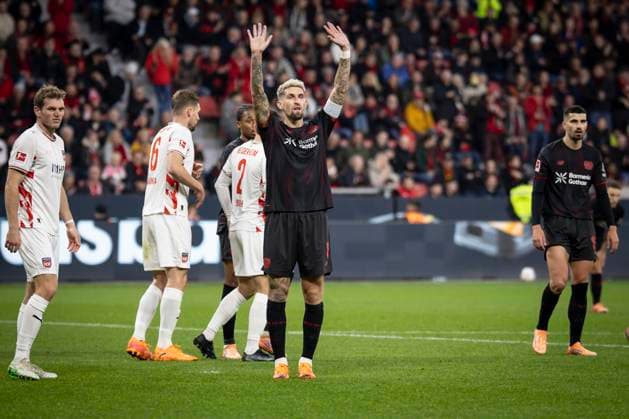 LEVERKUSEN, GERMANY - NOVEMBER 8: Robert Andrich (Bayer 04 Leverkusen, 8) gesticulates during the Bundesliga match (gameday 10) between Bayer 04 Leverkusen vs. 1. FC Heidenheim at BayArena on November 8, 2025 in Leverkusen, Germany. (Photo by Axel Kohring Beautiful Sports) DFL REGULATIONS PROHIBIT ANY USE OF PHOTOGRAPHS AS IMAGE SEQUENCES AND OR QUASI-VIDEO. Nordrhein-Westfalen Germany Copyright: xBEAUTIFULxSPORTS AxelxKohringx