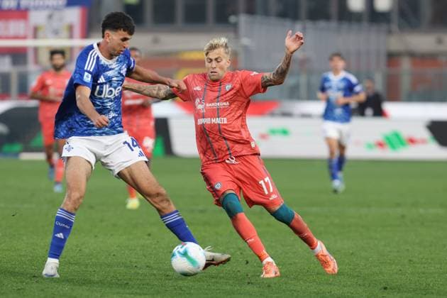 ComoÕs ComoÕs Jacobo Ramon Cagliari s Mattia Felici during the Serie A soccer match between Como and Cagliari at the Giuseppe Sinigaglia stadium in Como, north Italy - November 8, 2025 - Soccer.  Copyright: xAntonioxSaiai LaPressex