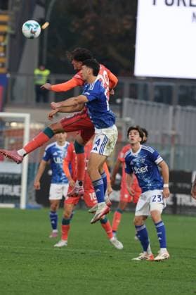 ComoÕs Cagliari s Gennaro Borrelli during the Serie A soccer match between Como and Cagliari at the Giuseppe Sinigaglia stadium in Como, north Italy - November 8, 2025 - Soccer.  Copyright: xAntonioxSaiai LaPressex