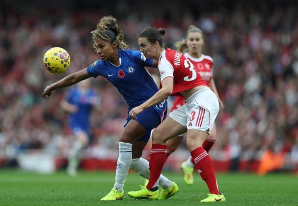 . - Arsenal Women v Chelsea Women, Women™s Super League, Emirates Stadium, London, England. - 8th November 2025. (C) Daniel Weir Crystal Pix Catarina Macario of Chelsea Women battles for the ball with Lotte Wubben-Moy of Arsenal Women . - Arsenal Women v Chelsea Women, Women™s Super League, Emirates Stadium, London, England. - 8th November 2025. (C) Daniel Weir Crystal Pix London Emirates Stadium England Copyright: xDanielxWeirx CP_Arsenal_Women_Chelsea_Women_081125_DW10