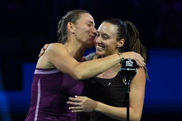 WTA, Tennis Damen Finals 2025 - Doubles Final RIYADH, SAUDI ARABIA - NOVEMBER 08: Second placed tennis players Luisa Stefani (R) of Brazil and Timea Babos (L) of Hungary speak after losing to Elise Mertens of Belgium and her partner Veronika Kudermetova in the Doubles Final of the WTA Finals Riyadh, part of the Hologic WTA Tour, at King Saud University Indoor Arena in Riyadh, Saudi Arabia, on November 8, 2025. Artur Widak Anadolu Riyadh Saudi Arabia. Editorial use only. Please get in touch for any other usage.  Copyright: x2025xAnadoluxArturxWidakx
