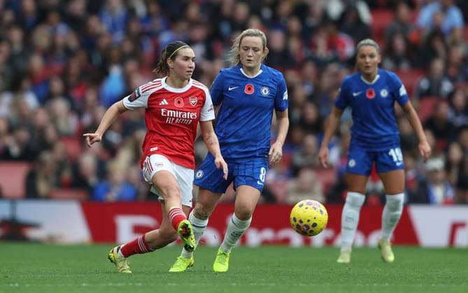 . - Arsenal Women v Chelsea Women, Women™s Super League, Emirates Stadium, London, England. - 8th November 2025. (C) Daniel Weir Crystal Pix Mariona Caldentey of Arsenal Women battles for the ball with Erin Cuthbert of Chelsea Women. - Arsenal Women v Chelsea Women, Women™s Super League, Emirates Stadium, London, England. - 8th November 2025. (C) Daniel Weir Crystal Pix London Emirates Stadium England Copyright: xDanielxWeirx CP_Arsenal_Women_Chelsea_Women_081125_DW17