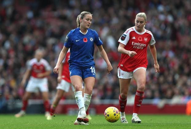 . - Arsenal Women v Chelsea Women, Women™s Super League, Emirates Stadium, London, England. - 8th November 2025. (C) Daniel Weir Crystal Pix Wieke Kaptein of Chelsea Women battles for the ball with Alessia Russo of Arsenal Women. - Arsenal Women v Chelsea Women, Women™s Super League, Emirates Stadium, London, England. - 8th November 2025. (C) Daniel Weir Crystal Pix London Emirates Stadium England Copyright: xDanielxWeirx CP_Arsenal_Women_Chelsea_Women_081125_DW38