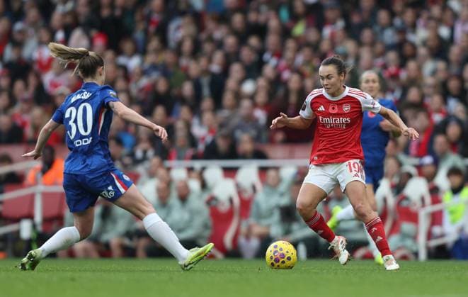 . - Arsenal Women v Chelsea Women, Women™s Super League, Emirates Stadium, London, England. - 8th November 2025. (C) Daniel Weir Crystal Pix Caitlin Foord of Arsenal Women battles for the ball with Keira Walsh of Chelsea Women. - Arsenal Women v Chelsea Women, Women™s Super League, Emirates Stadium, London, England. - 8th November 2025. (C) Daniel Weir Crystal Pix London Emirates Stadium England Copyright: xDanielxWeirx CP_Arsenal_Women_Chelsea_Women_081125_DW41