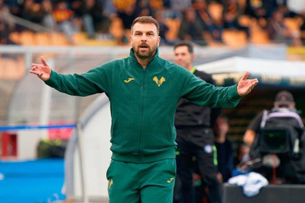 coach Paolo Zanetti of Hellas Verona during US Lecce vs Hellas Verona FC, Italian soccer Serie A match in Lecce, Italy, November 08 2025  Copyright: xEmmanuelexMastrodonato IPAxSportx xipa-agency.netx xx IPA_67692428 IPA_Agency_IPA67692428
