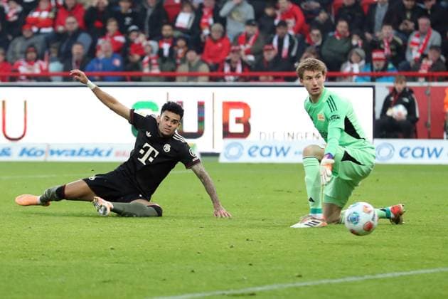 08 11 2025, xtgx, Soccer 1 Bundesliga, Union Berlin FC Bayern München v l Luis Diaz FC Bayern Muenchen Frederik Roennow 1 FC Union Berlin Torchance DFL DFB REGULATIONS PROHIBIT ANY USE OF PHOTOGRAPHS as IMAGE SEQUENCES and or QUASI VIDEO Berlin