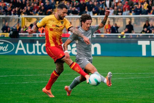 Tete Morente of US Lecce in action against Domagoj Bradaric of Hellas Verona during US Lecce vs Hellas Verona FC, Italian soccer Serie A match in Lecce, Italy, November 08 2025  Copyright: xEmmanuelexMastrodonato IPAxSportx xipa-agency.netx xx IPA_67692433 IPA_Agency_IPA67692433