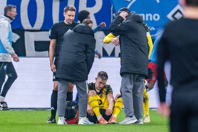 08 11 2025, Hamburger SV vs Borussia Dortmund, 1 Bundesliga, Matchday 10 Injury break for Nico Schlotterbeck Borussia Dortmund, 4 Important note According to the regulations of the DFL German Football League and the DFB German Football Association, it is prohibited to use photographs taken in the stadium and or of the match in the form of sequential images and or video-like photo series Copyright: xBahhoxKarax