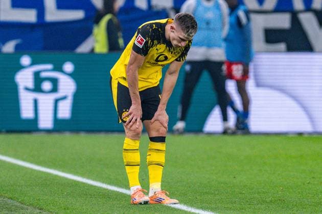 08 11 2025, Hamburger SV vs Borussia Dortmund, 1 Bundesliga, Matchday 10 Injury break for Nico Schlotterbeck Borussia Dortmund, 4 Important note According to the regulations of the DFL German Football League and the DFB German Football Association, it is prohibited to use photographs taken in the stadium and or of the match in the form of sequential images and or video-like photo series Copyright: xBahhoxKarax