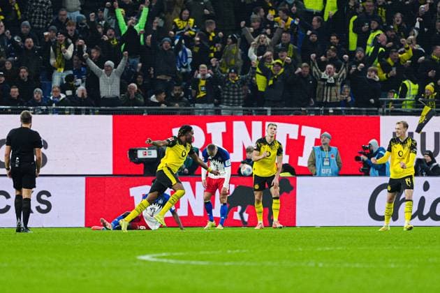 Goal celebration Carney Chukwuemeka Borussia Dortmund, 17 after goal to 0 1 GER, Hamburger SV vs Borussia Dortmund, Football, 1 Bundesliga, Matchday 10, Season 2025 2026, 08 11 2025 DFL REGULATIONS PROHIBIT ANY USE OF PHOTOGRAPHS AS IMAGE SEQUENCES AND OR QUASI VIDEO GER, Hamburger SV vs Borussia Dortmund, Football, 1 Bundesliga, Matchday 10, Season 2025 2026, 08 11 2025 Hamburg Copyright: xEibner-Pressefoto MarcelxvonxFehrnx EP_MFN
