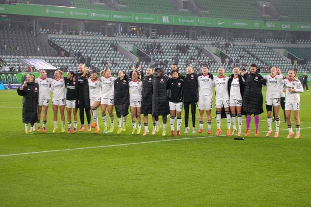 08 11 2025, xgrfx, Soccer Google Pixel Women Bundesliga, VfL Wolfsburg Eintracht Frankfurt v l The team celebrates the victory with the fans Eintracht Frankfurt DFL DFB REGULATIONS PROHIBIT ANY USE OF PHOTOGRAPHS as IMAGE SEQUENCES and or QUASI VIDEO Wolfsburg