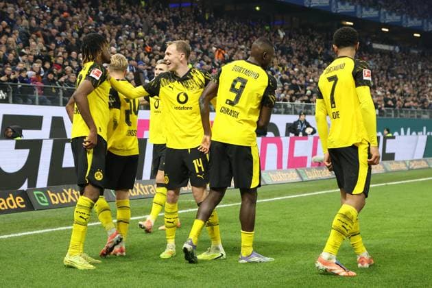 GER, xFSx ,Hamburg, HSV , 1 Bundesliga , Football, DFL, Hamburger SV , am Hamburger Volksparkstadion , Borussia Dortmund , 08 11 2025 , v l Carney Chukwuemeka Borussia Dortmund ,17 macht das 0 1 DFL regulations prohibit any use of photographs as image sequences and or quasi video Copyright: HMBxMedia FernandoxSoares