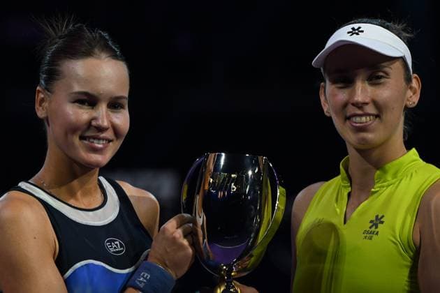 WTA, Tennis Damen Finals 2025 - Doubles Final RIYADH, SAUDI ARABIA - NOVEMBER 08: Elise Mertens (2nd L) of Belgium and her partner Veronika Kudermetova (L) hold the Billie Jean King Trophy after defeating Luisa Stefani (R) of Brazil and Timea Babos (2nd R) of Hungary in the Doubles Final of the WTA Finals Riyadh, part of the Hologic WTA Tour, at King Saud University Indoor Arena in Riyadh, Saudi Arabia, on November 8, 2025. Artur Widak Anadolu Riyadh Saudi Arabia. Editorial use only. Please get in touch for any other usage.  Copyright: x2025xAnadoluxArturxWidakx