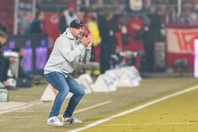 Trainer Steffen Baumgart (1.FC Union Berlin) schaut waehrend des spiels der Bundesliga zwischen 1. FC Union Berlin und FC Bayern München, Stadion An der Alten Försterei am 08. November 2025 in Berlin, Deutschland. (Foto von Mario Hommes DeFodi Images) +++ Trainer Steffen Baumgart (1.FC Union Berlin) looks on during the Bundesliga match between 1. FC Union Berlin and FC Bayern München at Stadion An der Alten Försterei on November 8, 2025 in Berlin, Germany. (Photo by Mario Hommes DeFodi Images) DFL regulations prohibit any use of photographs as image sequences and or quasi-video. Coach Steffen Baumgart 1 FC Union Berlin looks on during the Bundesliga match between 1 FC Union Berlin and FC Bayern Munich at Stadion An der Alten Försterei on November 8, 2025 in Berlin, Germany, Germany Photo by Mario Hommes DeFodi Images Trainer Steffen Baumgart 1 FC Union Berlin looks on during the Bundesliga match between 1 FC Union Berlin and FC Bayern München at Stadion An der Alten Försterei on November 8, 2025 in Berlin, Germany Photo by Mario Hommes DeFodi Images DFL regulations prohibit any use of photographs as image sequences and or quasi video