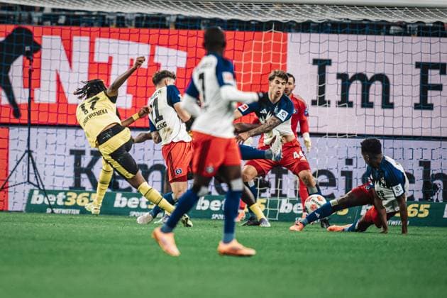 Soccer Men Season 2025 2026 1 Soccer Bundesliga 10 Matchday Hamburger SV vs Borussia Dortmund 08 11 2025 Carney Chukwuemeka 17, Borussia Dortmund scores a goal 1 0 Hamburg Volksparkstadion Hamburg Germany