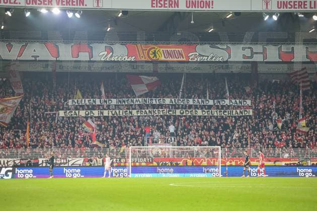 Fan protest, banner in the Union Berlin fan curve, GER, 1 FC Union Berlin vs FC Bayern Muenchen, Football, Bundesliga, Matchday 10, Season 2025 2026, 08 11 2025, DFL DFB REGULATIONS PROHIBIT ANY USE OF PHOTOGRAPHS as IMAGE SEQUENCES and or QUASI VIDEO, GER, 1 FC Union Berlin vs FC Bayern Muenchen, Football, Bundesliga, Matchday 10, Season 2025 2026, 08 11 2025 Berlin Copyright: xEibner-Pressefoto JennixMaulx EP_JML