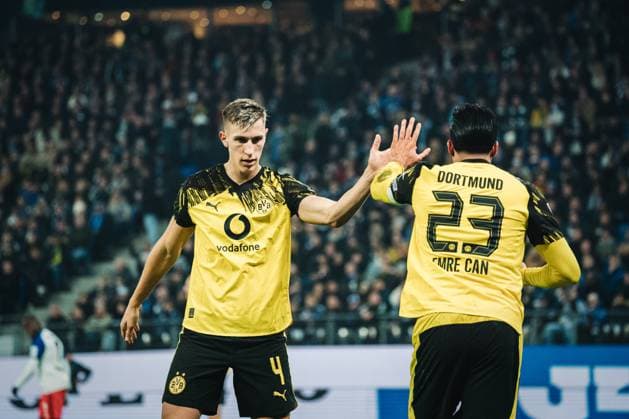 1 Bundesliga Hamburger SV vs Borussia Dortmund, 08 11 2025 Nico Schlotterbeck Borussia Dortmund, 4 claps with Emre Can Borussia Dortmund, 23 from 1 Bundesliga, 10 Matchday Hamburger SV vs Borussia Dortmund on 08 11 2025 at Volksparkstadion, Hamburg DFL REGULATIONS PROHIBIT ANY USE OF PHOTOGRAPHS AS IMAGE SEQUENCES AND OR QUASI VIDEO Copyright: xBEAUTIFULxSPORTS Tonhäuserx