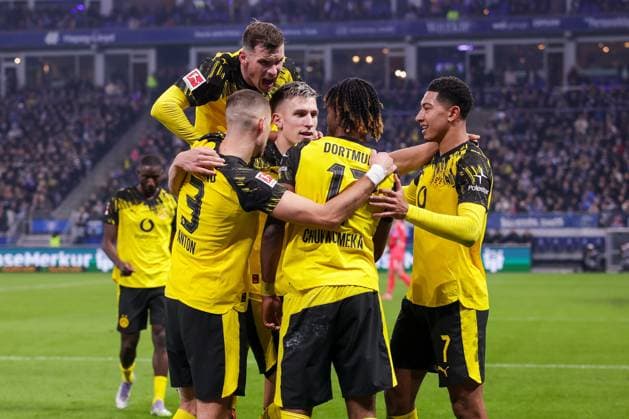 08 11 2025, 1 Bundesliga, Matchday 10, Hamburger SV Borussia Dortmund, BVB players celebrate the goal to 0 1 by Carney Chukwuemeka Borussia Dortmund , Hamburg Volksparkstadion Hamburg Germany xRHR PHOTO DEx Copyright: DennisxEwert RHR-FOTOx RHR-FOTO DE