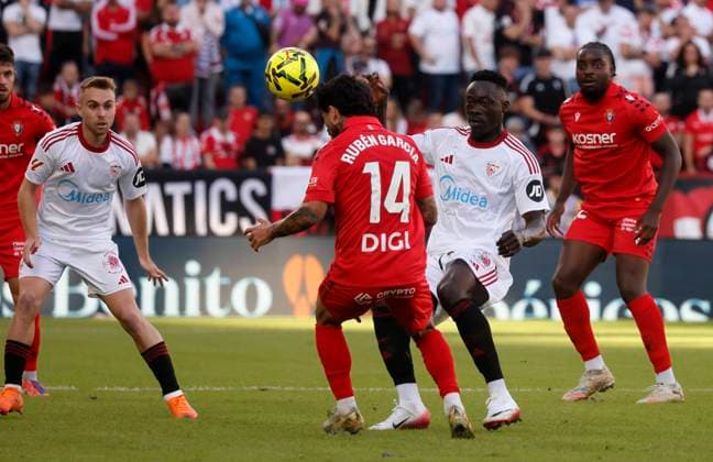 Spanish La Liga EA Sports soccer match Sevilla vs Osasuna at Sanchez Pizjuan stadium in Sevilla, Spain, 08 November 2025 JORNADA 12 LIGA EA SPORTS 900 Cordon Press  900 CordonxPress LOF - Sevilla vs Osasuna