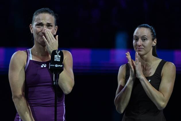 WTA, Tennis Damen Finals 2025 - Doubles Final RIYADH, SAUDI ARABIA - NOVEMBER 08: Second placed tennis players Luisa Stefani (R) of Brazil and Timea Babos (L) of Hungary speak after losing to Elise Mertens of Belgium and her partner Veronika Kudermetova in the Doubles Final of the WTA Finals Riyadh, part of the Hologic WTA Tour, at King Saud University Indoor Arena in Riyadh, Saudi Arabia, on November 8, 2025. Artur Widak Anadolu Riyadh Saudi Arabia. Editorial use only. Please get in touch for any other usage.  Copyright: x2025xAnadoluxArturxWidakx