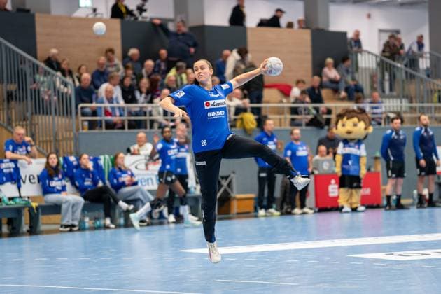HSG Blomberg Lippe GER vs Valur Reykjavik ISL , Handball, EHF European League Women, Qualification Round 3, 08 11 2025, Season 2025 2026, Blomberg Malin Sandberg HSG Blomberg Lippe, 28 in goal throw while warming up Blomberg Sporthalle an der Ulmenallee Germany