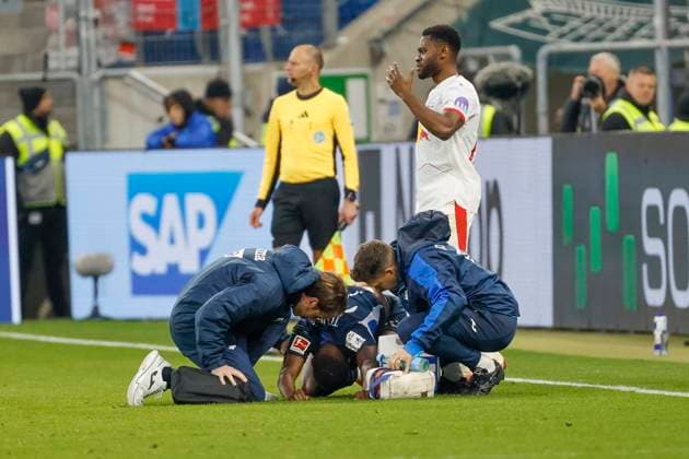 Bazoumana Toure TSG Hoffenheim, 29 injured on the ground , Germany, Football, 1 Bundesliga, Matchday 10, 2025 2026, TSG Hoffenheim vs RB Leipzig, 08 11 2025, PreZero Arena, Sinsheim, Germany Sinsheim PreZero Arena Baden Württemberg Germany Copyright: xGrantxHubbsx