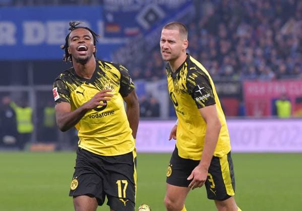 08 11 2025, xblx, Fussball 1 Bundesliga, Hamburger SV Borussia Dortmund v l Carney Chukwuemeka Borussia Dortmund , Goal scored, Tor zum 0 1,, celebrate the goal, Torjubel , Jubel, jubeln, jubelt, Waldemar Anton Borussia Dortmund DFL DFB REGULATIONS PROHIBIT ANY USE OF PHOTOGRAPHS as IMAGE SEQUENCES and or QUASI VIDEO Hamburg