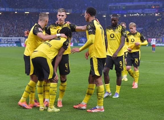 08 11 2025, xblx, Fussball 1 Bundesliga, Hamburger SV Borussia Dortmund v l Carney Chukwuemeka Borussia Dortmund , Goal scored, Tor zum 0 1,, celebrate the goal, Torjubel , Jubel, jubeln, jubelt, DFL DFB REGULATIONS PROHIBIT ANY USE OF PHOTOGRAPHS as IMAGE SEQUENCES and or QUASI VIDEO Hamburg