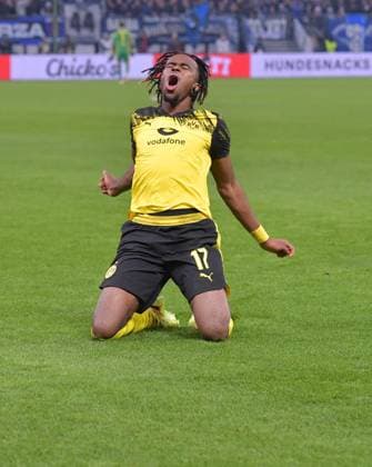 08 11 2025, xblx, Fussball 1 Bundesliga, Hamburger SV Borussia Dortmund v l Carney Chukwuemeka Borussia Dortmund , Goal scored, Tor zum 0 1,, celebrate the goal, Torjubel , Jubel, jubeln, jubelt, DFL DFB REGULATIONS PROHIBIT ANY USE OF PHOTOGRAPHS as IMAGE SEQUENCES and or QUASI VIDEO Hamburg