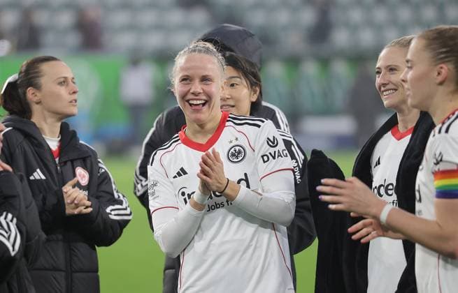 Pia Sophie Wolter Eintracht Frankfurt celebrates victory Football, Women, Season 2025 2026, 1 League, Google Pixel Women Bundesliga, VfL Wolfsburg vs Eintracht Frankfurt, 2 3 DFL REGULATIONS PROHIBIT ANY USE OF PHOTOGRAPHS AS IMAGE SEQUENCES AND OR QUASI VIDEO