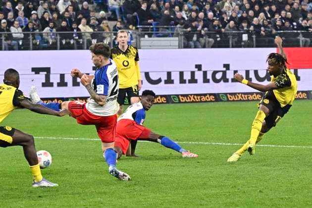 GER 1 FBL,, Hamburger SV vs Borussia Dortmund 08 11 2025, Volksparkstadion, Hamburg, GER 1 FBL, Hamburger SV vs Borussia Dortmund in the picture Carney Chibueze Chukwuemeka Dortmund 17 shoots the goal to 1 0 for Dortmund past goalkeeper Daniel Heuer Fernandes Hamburg 01 nordphotoxGmbH xWitke nph00002