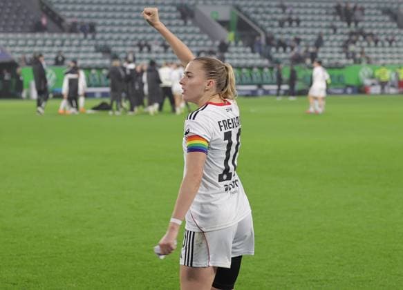 Laura Freigang Eintracht Frankfurt with fans Football, Women, Season 2025 2026, 1 League, Google Pixel Women Bundesliga, VfL Wolfsburg vs Eintracht Frankfurt, 2 3 DFL REGULATIONS PROHIBIT ANY USE OF PHOTOGRAPHS AS IMAGE SEQUENCES AND OR QUASI VIDEO