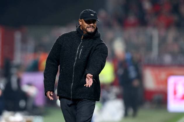 08 11 2025, xtgx, Fussball 1 Bundesliga, Union Berlin FC Bayern München v l Trainer head coach Vincent Kompany FC Bayern Muenchen DFL DFB REGULATIONS PROHIBIT ANY USE OF PHOTOGRAPHS as IMAGE SEQUENCES and or QUASI VIDEO Berlin