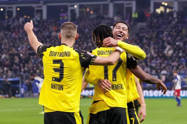 08 11 2025, 1 Bundesliga, Matchday 10, Hamburger SV Borussia Dortmund, BVB players celebrate the goal to 0 1 by Carney Chukwuemeka Borussia Dortmund , Hamburg Volksparkstadion Hamburg Germany xRHR PHOTO DEx Copyright: DennisxEwert RHR-FOTOx RHR-FOTO DE