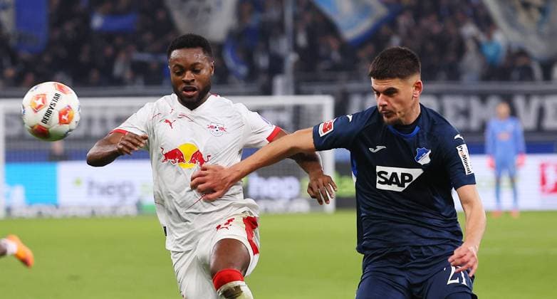 Hoffenheim RB Leipzig Bundesliga Sinsheim, 08 11 2025, PreZero Arena, Fußball Bundesliga, Spieltag 10 , TSG 1899 Hoffenheim vs RB Leipzig , Im Bild v l Ridle Baku 17, RB Leipzig und Albian Hajdari 21, Hoffenheim , Nur zur redaktionellen Nutzung Only editorial use , DFL regulations prohibit any use of photographs as image sequences and or quasi video , Picture Point