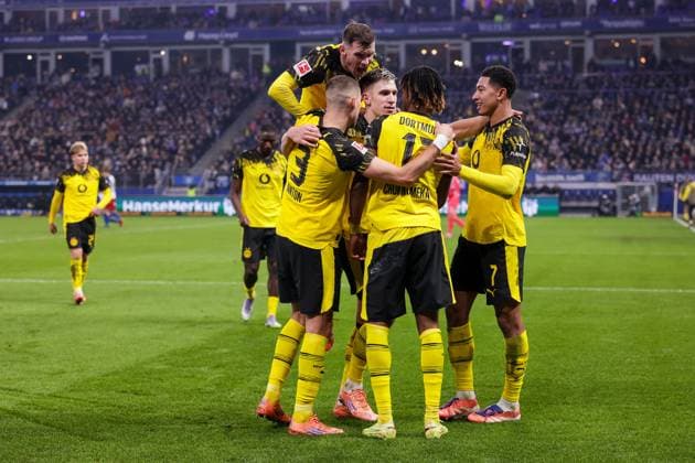 08 11 2025, 1 Bundesliga, Matchday 10, Hamburger SV Borussia Dortmund, BVB players celebrate the goal to 0 1 by Carney Chukwuemeka Borussia Dortmund , Hamburg Volksparkstadion Hamburg Germany xRHR PHOTO DEx Copyright: DennisxEwert RHR-FOTOx RHR-FOTO DE